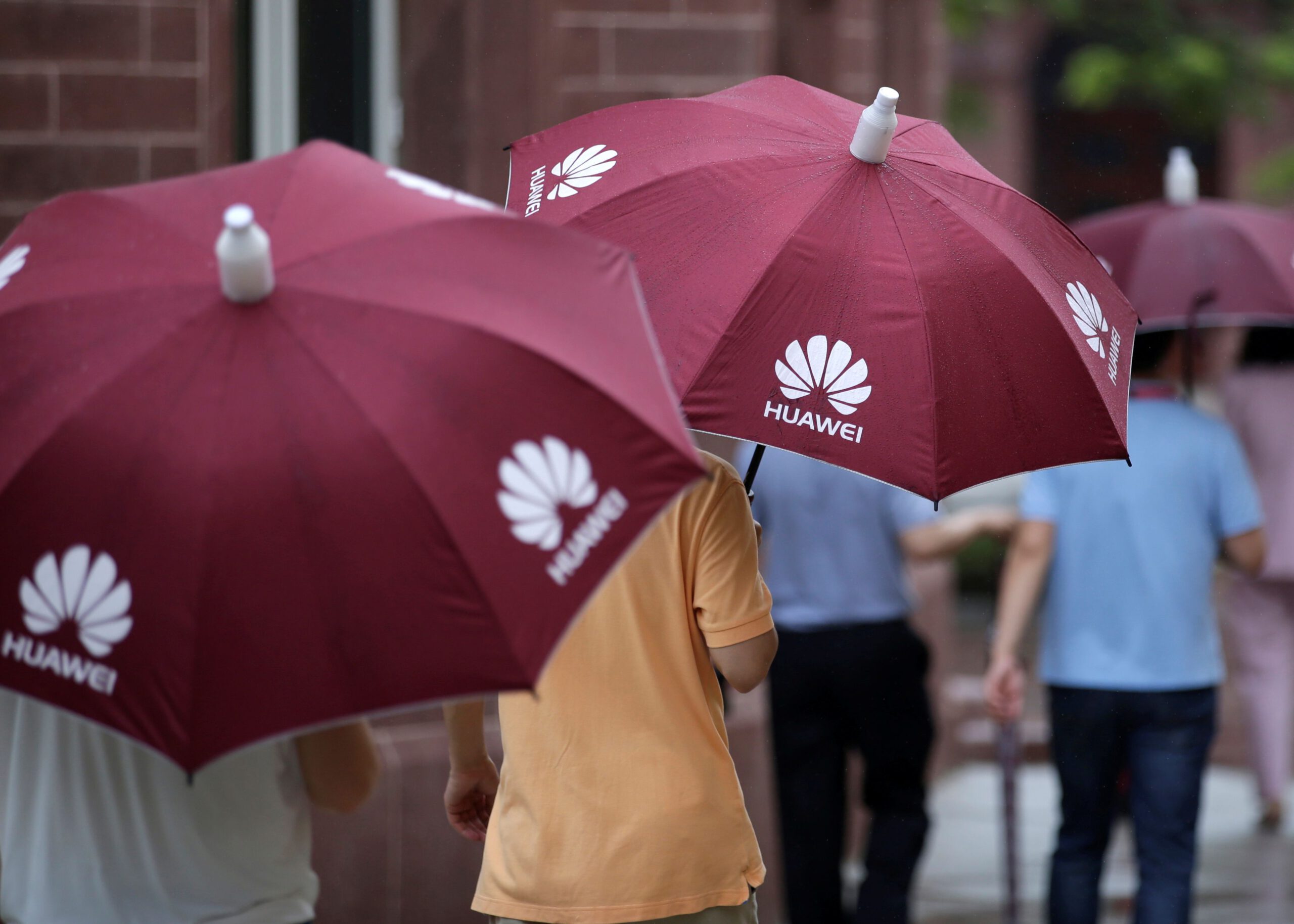 Huawei splits off US research arm, reports Reuters