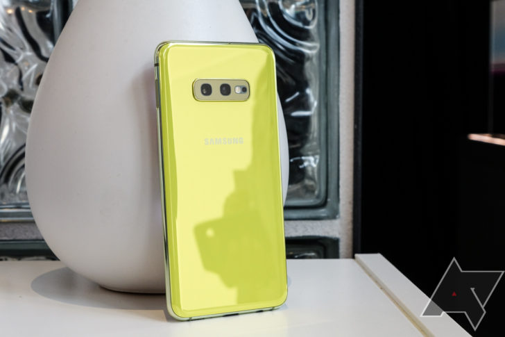 Get an unlocked Galaxy S10, S10+, or S10e for $200 off ($550+) from multiple retailers