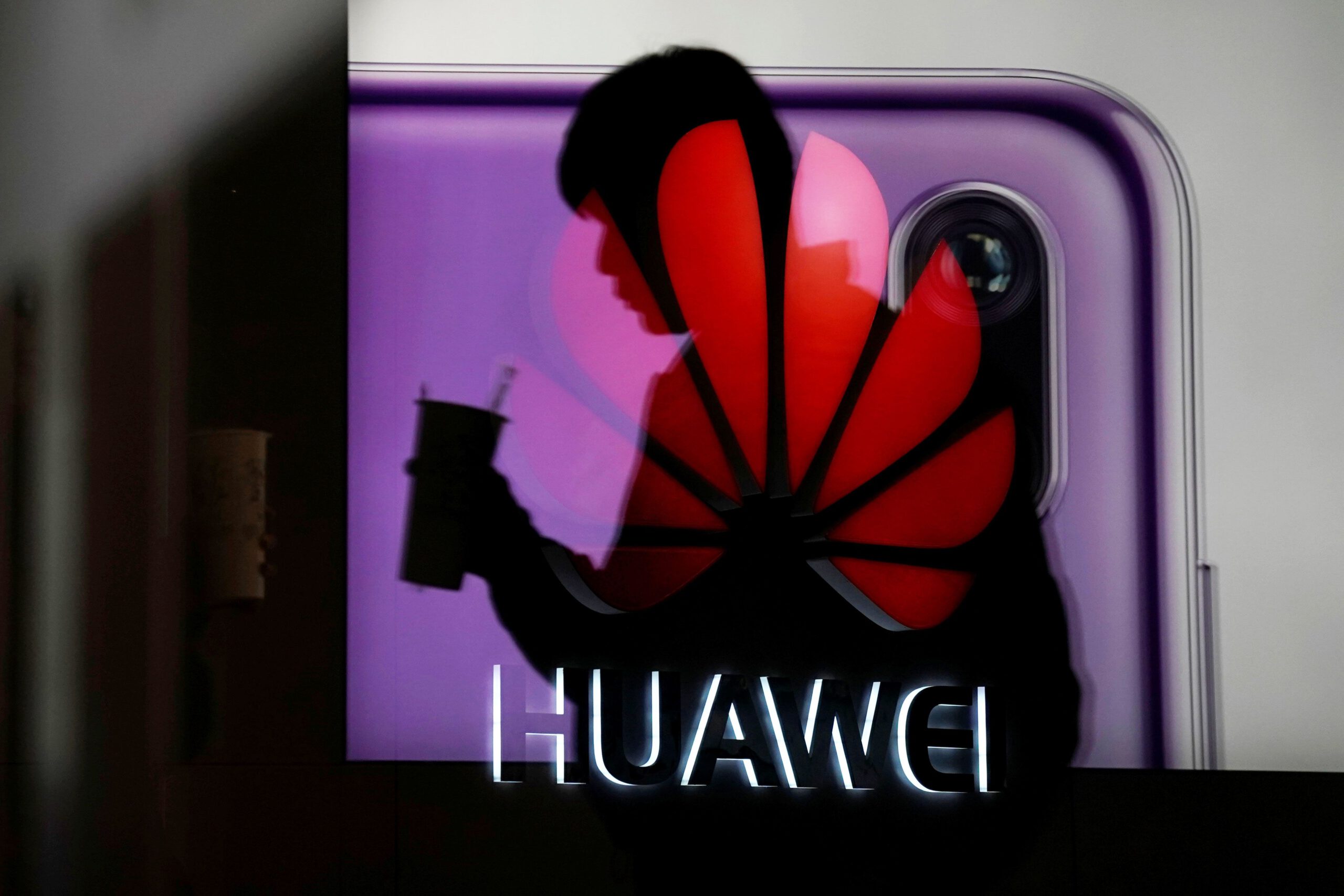 US will issue licenses to sell to Huawei, says Commerce Secretary Ross