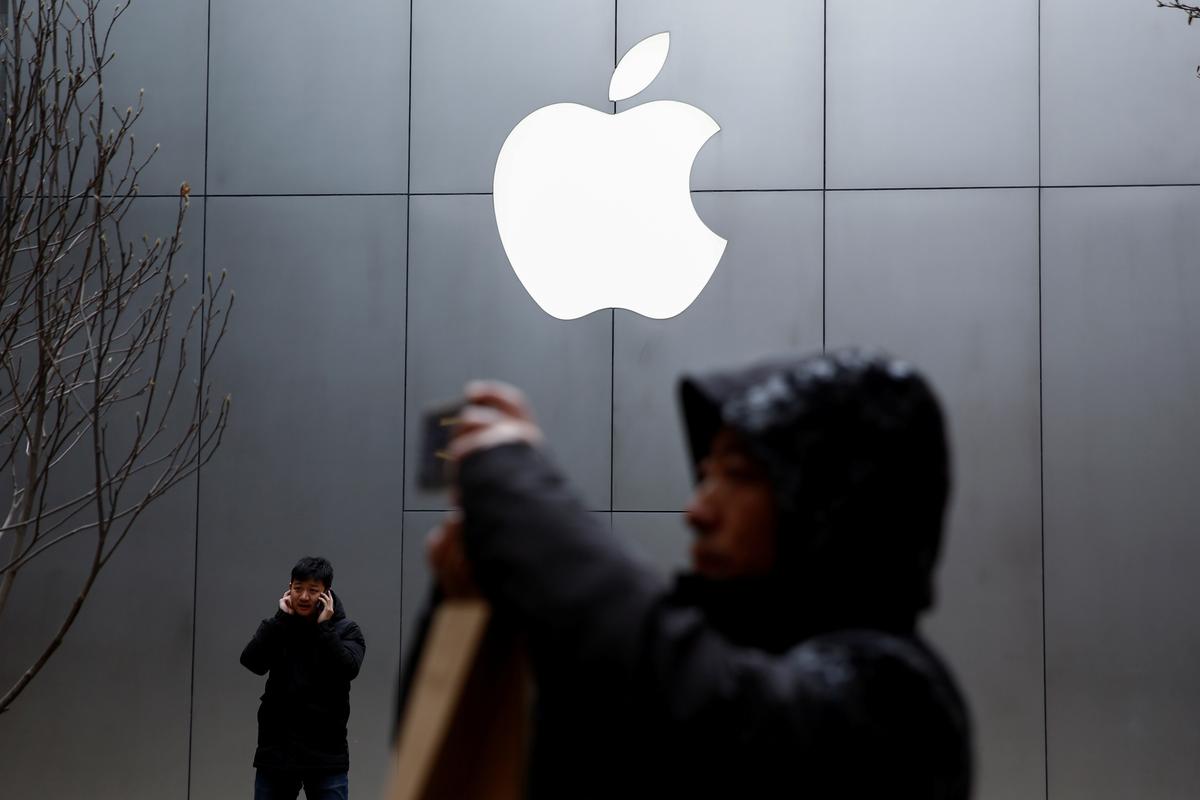 Apple, Goldman Sachs start issuing Apple Cards to consumers